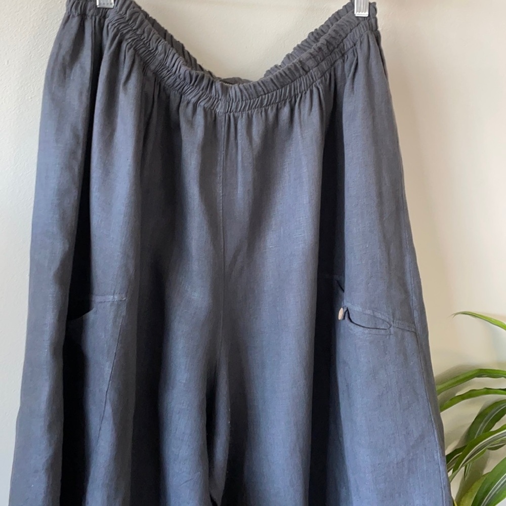 Heavy linen, button tabbed pockets and very comfy